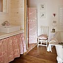 La salle de bains rose et blanche.