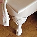 Détail pied en moulure de la baignoire.