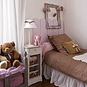 La chambre d’enfants aux accents rose et chocolat.
