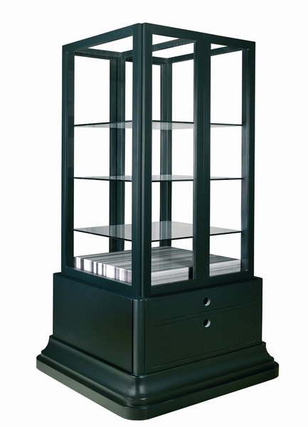 La Vitrine centrale, au style anglais, s'ouvre sur des étagères en verre. A la base, un marbre "Striato Olympico".