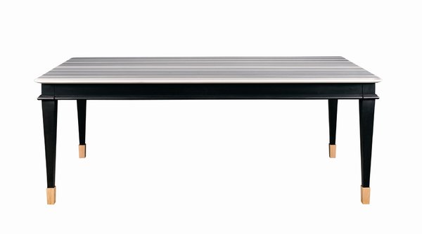 Table rectangle noire: sur les pieds en merisier français, repose une plaque en marbre "Striato Olympico", avec un dessin minéral d'une rayure unique.