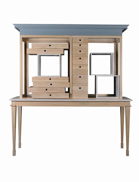 Le cabinet cabinet XL, présenté ici avec corniche, est évolutif. Différentes finitions colorées sont disponibles.