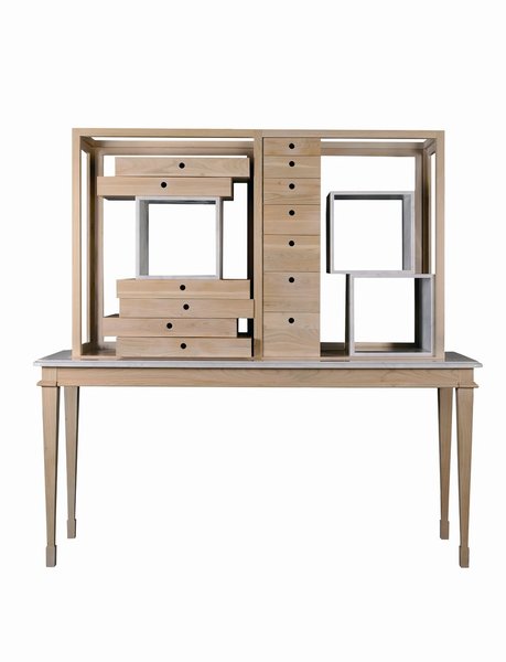 Le cabinet XL, présenté ici sans corniche, est un meuble de rangement et de décoration. Tiroirs, cubes en marbre, vous pouvez choisir l'agencement que vous souhaitez.