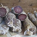 Il existe bon nombre de saucissons: aux viandes variées garnies de fruits secs, fromages, herbes et autres condiments.