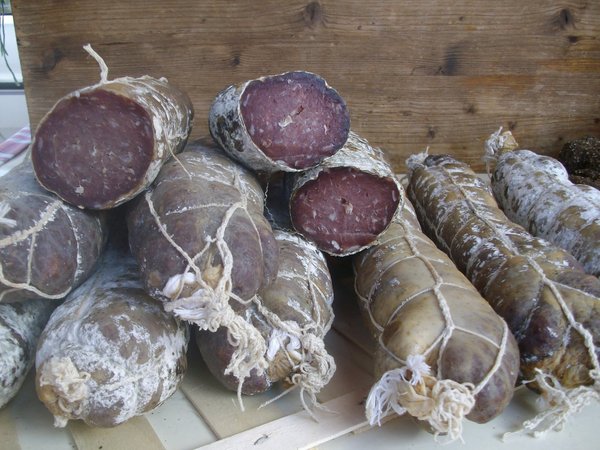 Il existe bon nombre de saucissons: aux viandes variées garnies de fruits secs, fromages, herbes et autres condiments.