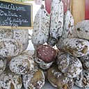 Le saucisson sec est apprécié pour ses saveurs et recettes originales qui peuvent alors accompagner nombre de vos plats. On le dégustera aussi pour soi-même lors d’apéritifs avec de belles olives.