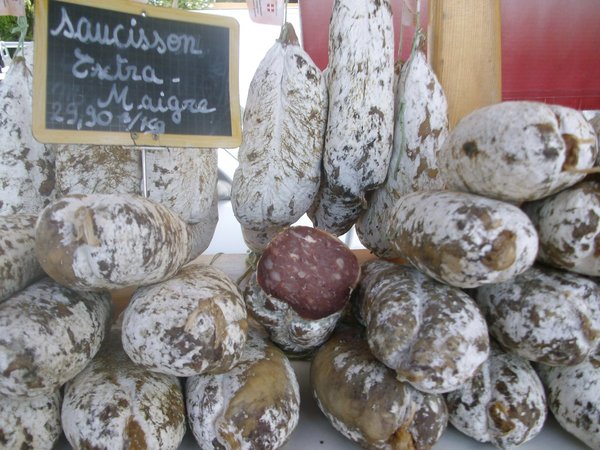 Le saucisson sec est apprécié pour ses saveurs et recettes originales qui peuvent alors accompagner nombre de vos plats. On le dégustera aussi pour soi-même lors d’apéritifs avec de belles olives.