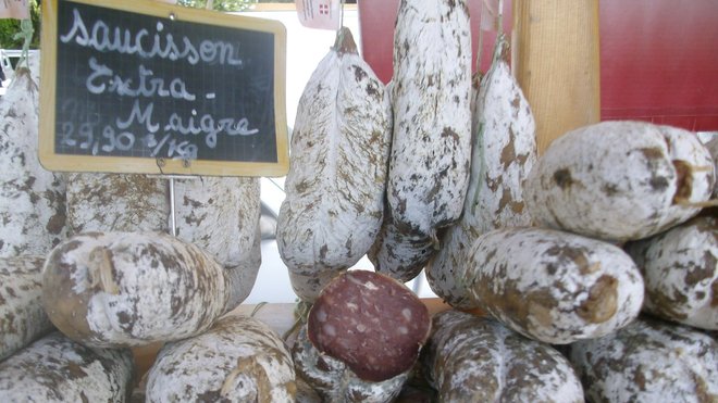 Le saucisson sec est apprécié pour ses saveurs et recettes originales qui peuvent alors accompagner nombre de vos plats. On le dégustera aussi pour soi-même lors d’apéritifs avec de belles olives. Le saucisson sec est apprécié pour ses saveurs et recettes originales qui peuvent alors accompagner nombre de vos plats. On le dégustera aussi pour soi-même lors d’apéritifs avec de belles olives.