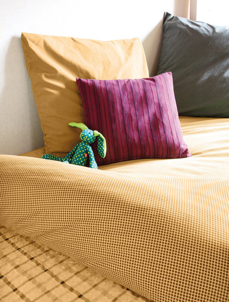 Des draps camel pour une chambre aux couleurs douces et sucrées.