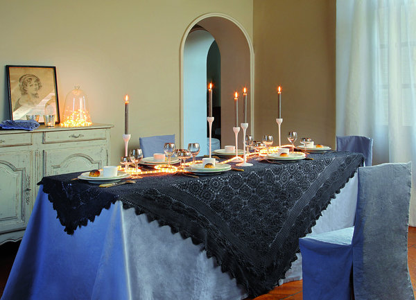 Les nouvelles tendances 2012 : une nappe de table en crochet teintée couleur ardoise recouvrant une nappe de lin gris galet assortie aux housses de chaise de la même couleur.