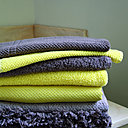 Un linge de toilette lumineux avec les couleurs citron, anis et pétrole.