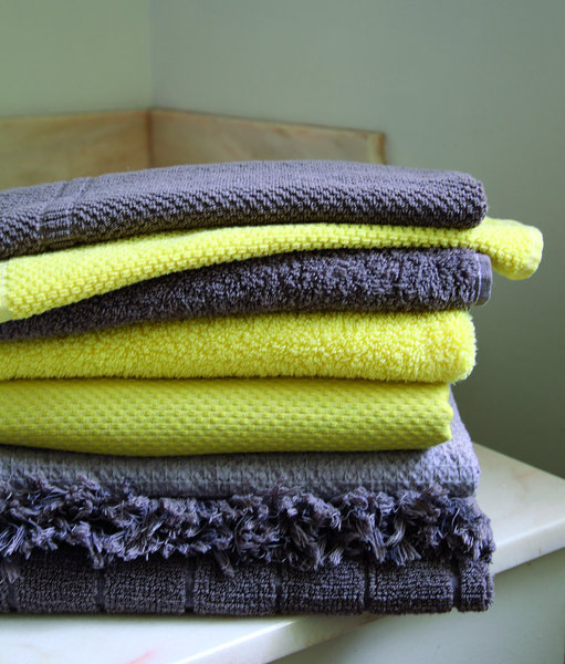 Un linge de toilette lumineux avec les couleurs citron, anis et pétrole.
