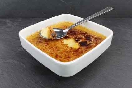 Parfaitement croustillante et dorée à souhait, la crème brûlée compte parmi les desserts préférés des Français