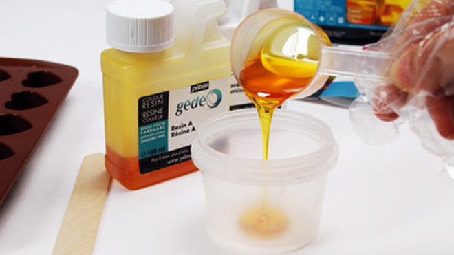 Versez la résine couleur dans le récipient