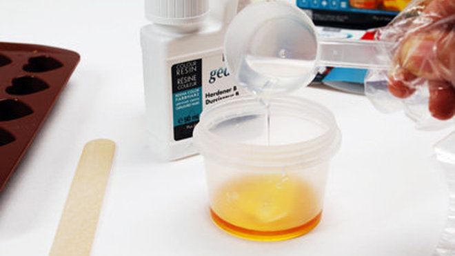 Versez le durcisseur.