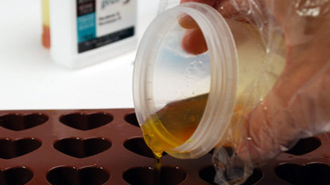 Versez le mélange dans le moule.