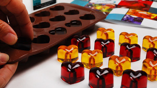 Après 24 heures de séchage, démoulez les coeurs.