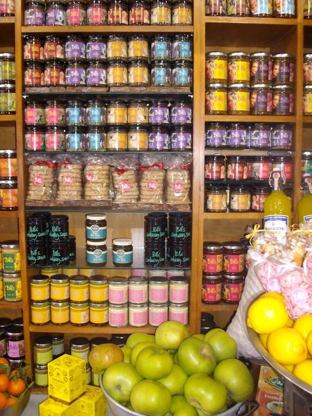 Saveurs, senteurs et couleurs, les épices éveillent les sens ; elles sont utilisées dans plusieurs domaines tels que la cuisine, la parfumerie, la décoration et la médecine.