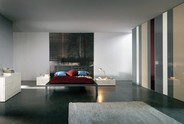 Lit en feutre Steps. A droite armoire NOW et table de nuit, console et petite table modulable Twins.