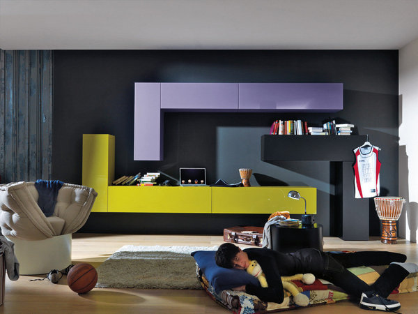 Des lignes géométriques qui s’imbriquent entre elles pour créer d’ingénieux rangements. La Huggy chair à gauche, invite à la modularité en se transformant en lit d’appoint.