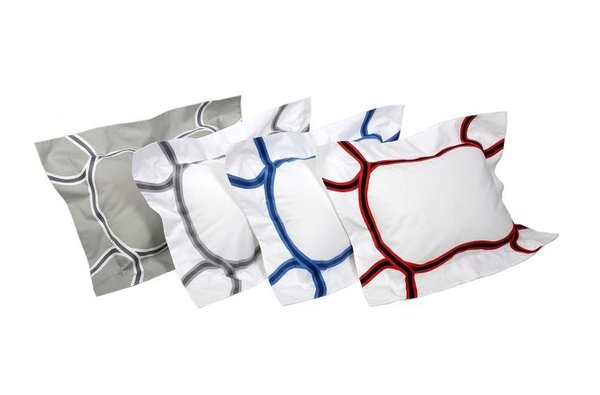Lin, coton damassé, percale, organdi... le souci permanent de Noël; n'utiliser que les plus belles matières, puis les broder. Coussins Tocade