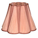 Abat-jour juponné rose pour une ambiance romantique.