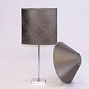 La Maison Toussaint s’adapte à l’air du temps avec ces tons taupe et marron glacé satinés pour ces abat-jours modernes.