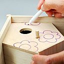Dessiner les motifs au feutre effaçable à l'air.