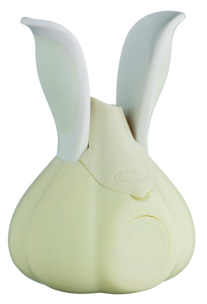 Un moulin à poivre en forme de gousse d’ail. Magnétique, il peut se coller sur la porte du frigo pour rester disponible à tout moment. H 9,5 cm. 15 €. Click Fruits. Habitat. www.habitat.fr