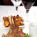 Belle côte de veau épaisse servie avec les incontournables pommes de terres sautées