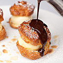 Les légendaires profiteroles au chocolat, un dessert mythique et intemporel