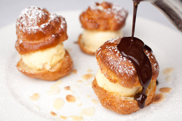 Les légendaires profiteroles au chocolat, un dessert mythique et intemporel