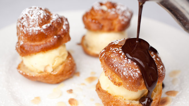 Les légendaires profiteroles au chocolat, un dessert mythique et intemporel