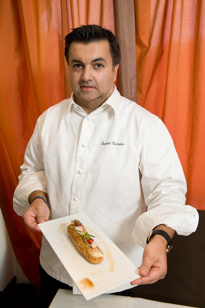 Laurent Carratié présentait un étonnant et délicieux éclair printanier à base de pâte à choux, de chèvre frais, d’herbes du jardin et de pomme et a obtenu à ce titre la troisième marche du podium