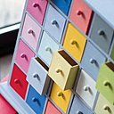 Des tiroirs multicolores peints en couleurs pastels ou intenses transformeront ce petit meuble en bois blanc sans histoire.