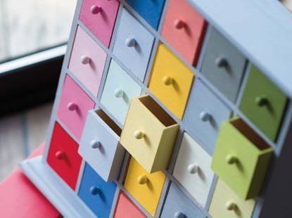 Des tiroirs multicolores peints en couleurs pastels ou intenses transformeront ce petit meuble en bois blanc sans histoire.