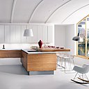 Une fois le repas terminé, le plan de travail coulissant masque la zone évier équipée d’une robinetterie téléscopique et la zone cuisson. La cuisine est alors impeccable. Galéo Cerisier Milano. Pérène. www.perene.com