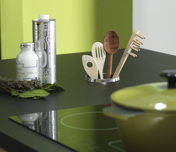 Les ustensibles restent toujours à portée de main, mais en toute discrétion grâce à ce porte-ustensiles intégré dans le plan de travail. Il peut également servir de porte-bouteilles. Lapeyre. www.lapeyre.fr