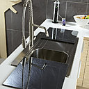 L’évier encastrable se fait très discret en disparaissant sous des planches de verre anthracite. Evier Opus Smeg. Leroy Merlin. www.leroymerlin.fr