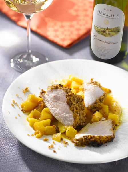 Un mignon de veau fruité-salé dans sa surprenante croûte de pain d’épices accompagné de dés de mangue et de gingembre frais dans lequel le vin blanc est un invité d’honneur.