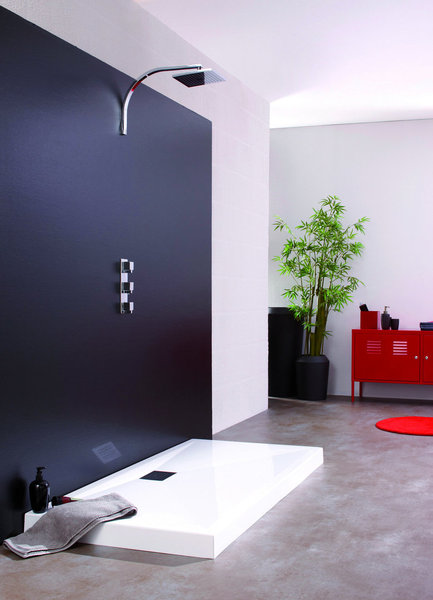 Ce receveur extra-plat à poser est en Biotec, un matériau très résistant qui évite le développement bactérien. Il est équipé d’une bonde ultra-plate pour une installation sans travaux de maçonnerie. 180 x 80 x ép. 8,5 cm. A partir de 380 €. Kinecopact. Kinedo chez Espace Aubade. www.espace-aubade.fr