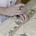 Brodeuses, tapissières et courtepointières réalisent de somptueux rideaux, jetés de lit, stores... brodés et ornés de passementerie et de perles Brodeuses, tapissières et courtepointières réalisent de somptueux rideaux, jetés de lit, stores... brodés et ornés de passementerie et de perles