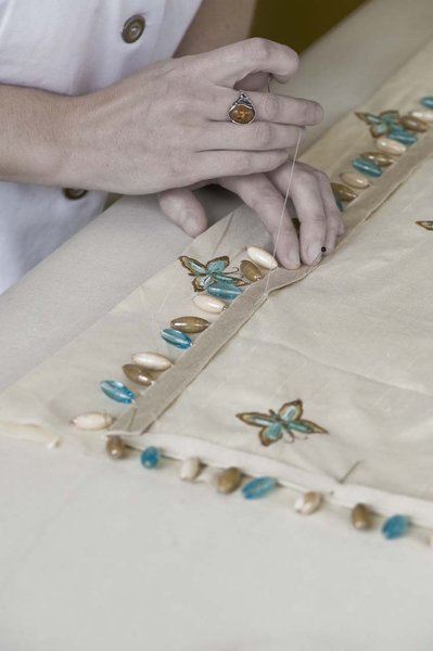 Brodeuses, tapissières et courtepointières réalisent de somptueux rideaux, jetés de lit, stores... brodés et ornés de passementerie et de perles