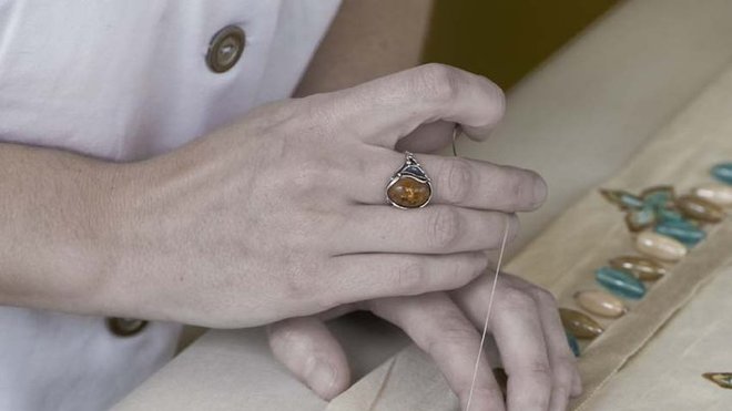 Brodeuses, tapissières et courtepointières réalisent de somptueux rideaux, jetés de lit, stores... brodés et ornés de passementerie et de perles