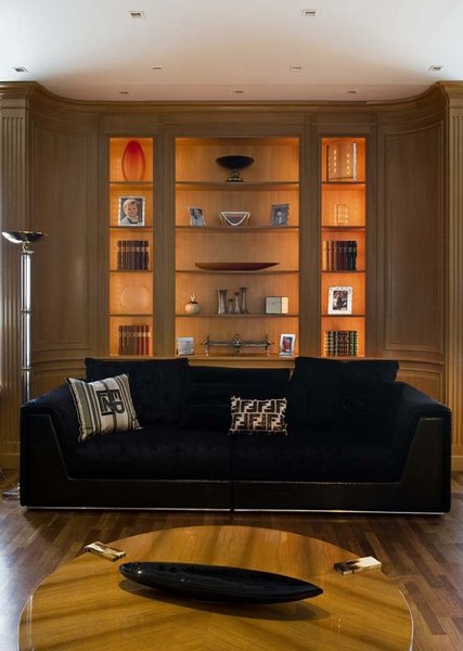 Parfaitement conçue, la bibliothèque épouse les formes de la pièce au millimètre près