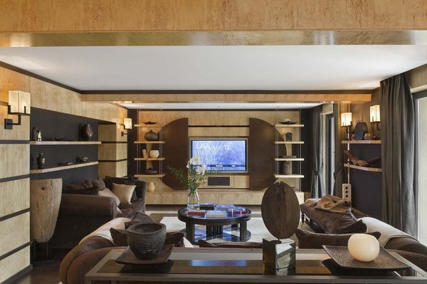 L'intégration de la lumière, de la télévision et des objets sontt parfaitement étudiés par le bureau d'étude, Villa Atmosphäre