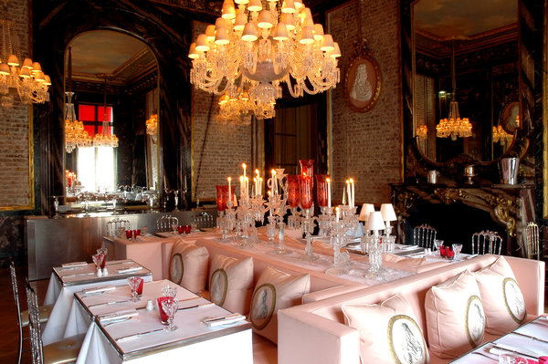 Boiseries et briques apparentes dans la salle principale  du Cristal Room Baccarat