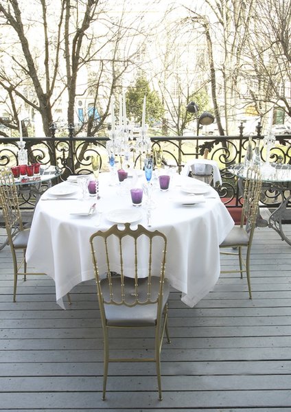 Lorsque le temps le permet, la petite terrasse permet à quelques privilégiés de déjeuner au grand air en surplombant la places des Etats-Unis