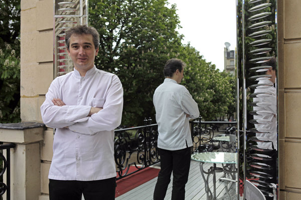 En cuisine, le jeune chef David Angelot sous le regard bienveillant de Guy Martin