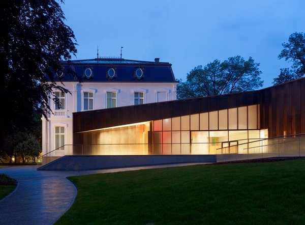 L’extension contemporaine du Musée d’Art de la Ville de Luxembourg réalisée par Philippe Schmit prolonge habillement la très classique Villa Vauban
